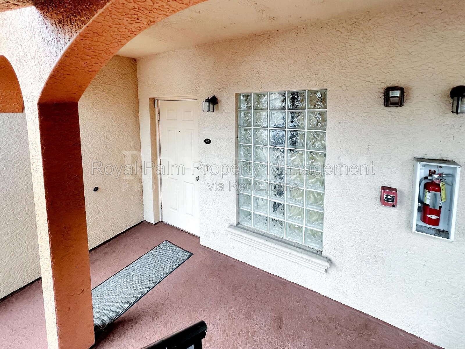 First-Floor 2 Bed, 2 Bath with In-Unit Washer & Dryer – Everyday Living Made Easy at Castilla Circle, Fort Myers property image
