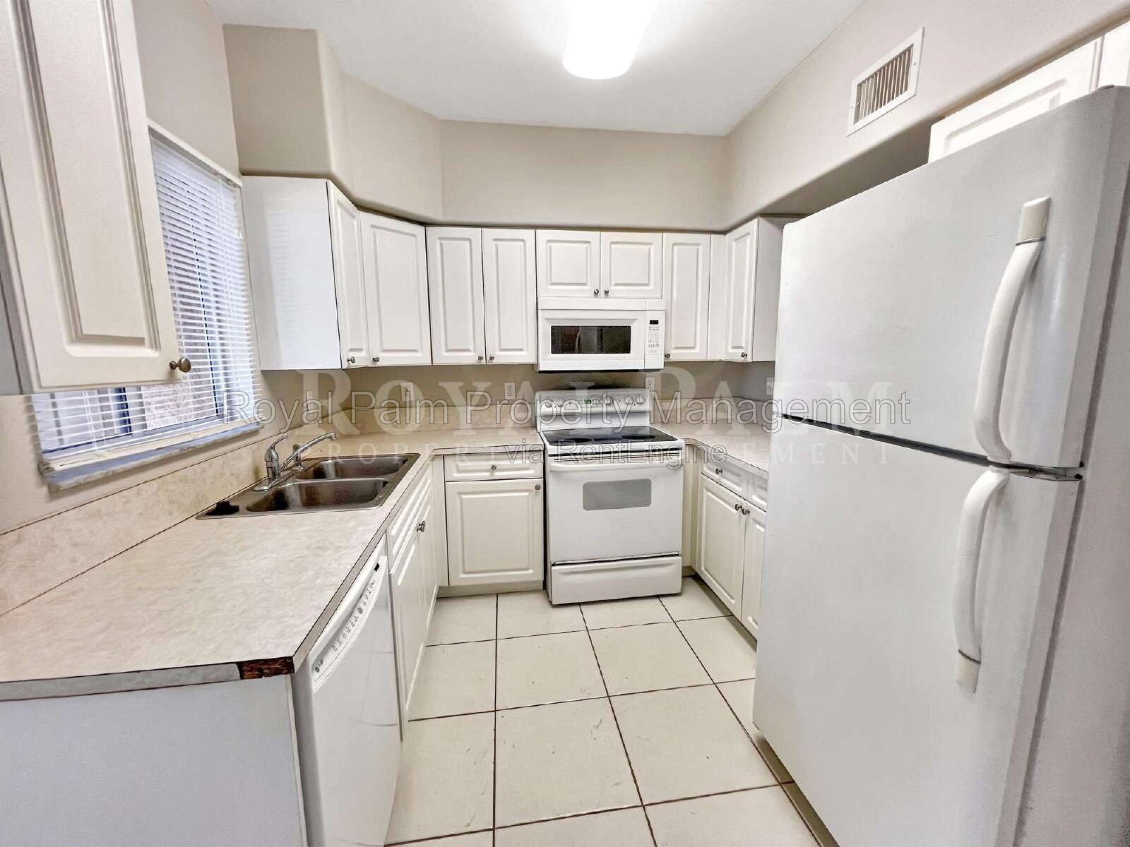 First-Floor 2 Bed, 2 Bath with In-Unit Washer & Dryer – Everyday Living Made Easy at Castilla Circle, Fort Myers property image