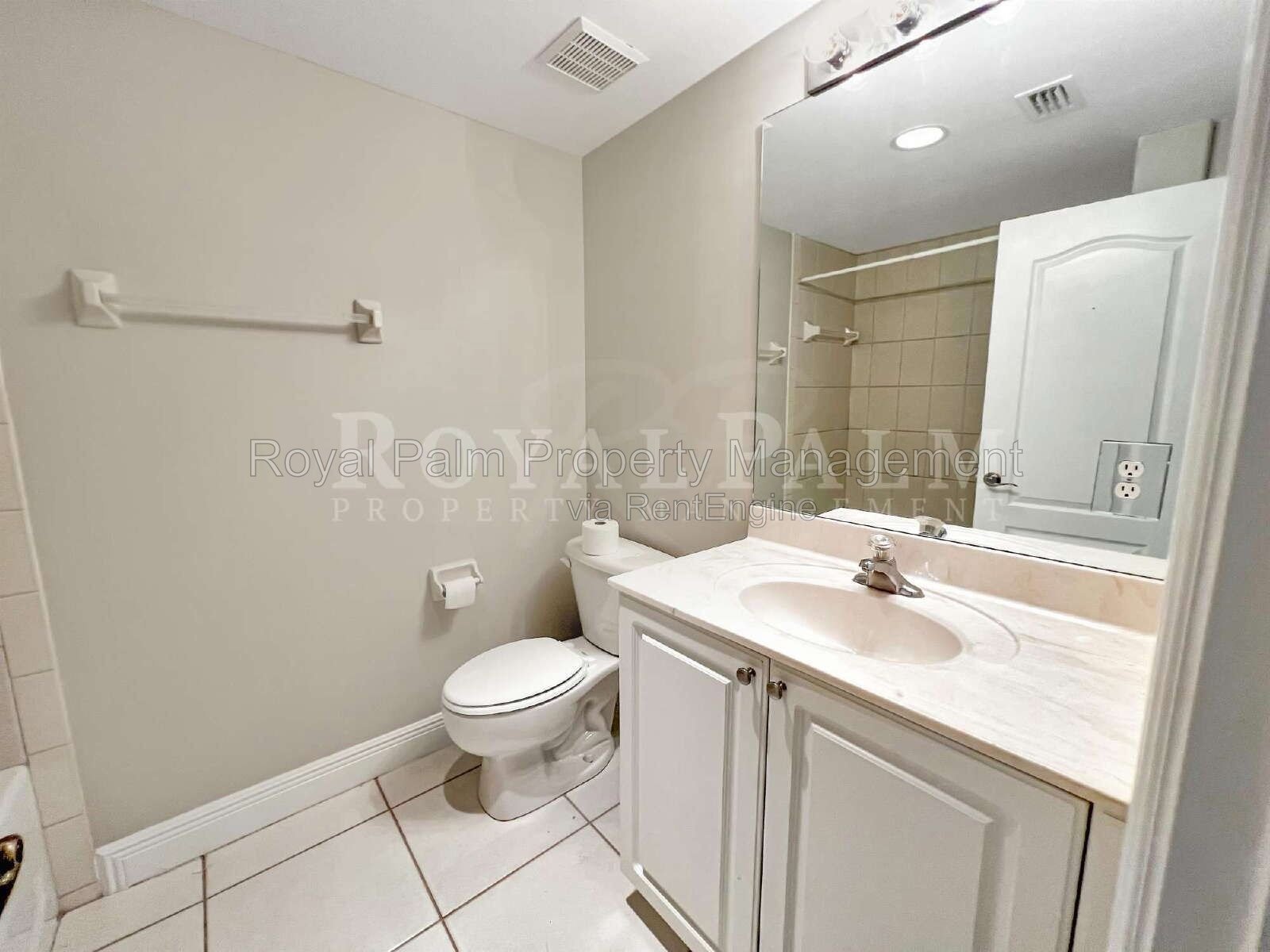 First-Floor 2 Bed, 2 Bath with In-Unit Washer & Dryer – Everyday Living Made Easy at Castilla Circle, Fort Myers property image