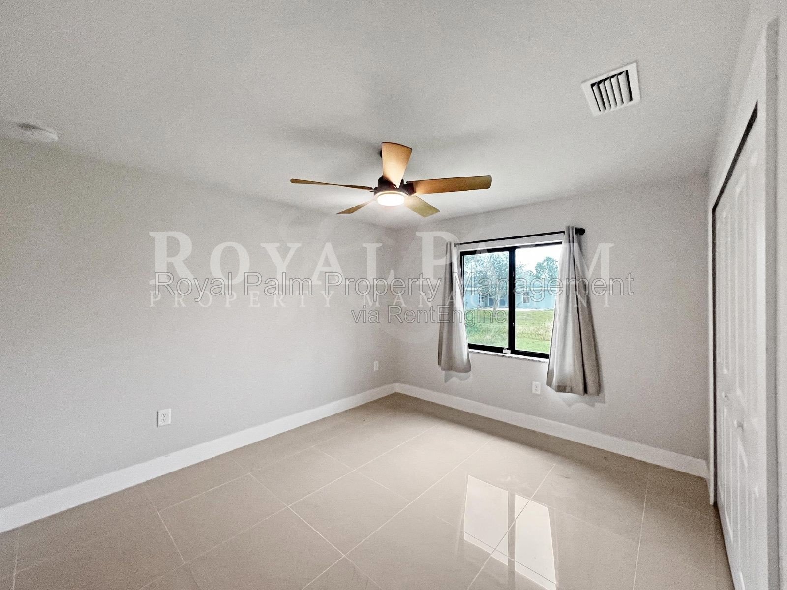 Grand Double Doors, Zero Guilt Utility Bills | 3-Bedroom Solar Home in Lehigh Acres property image