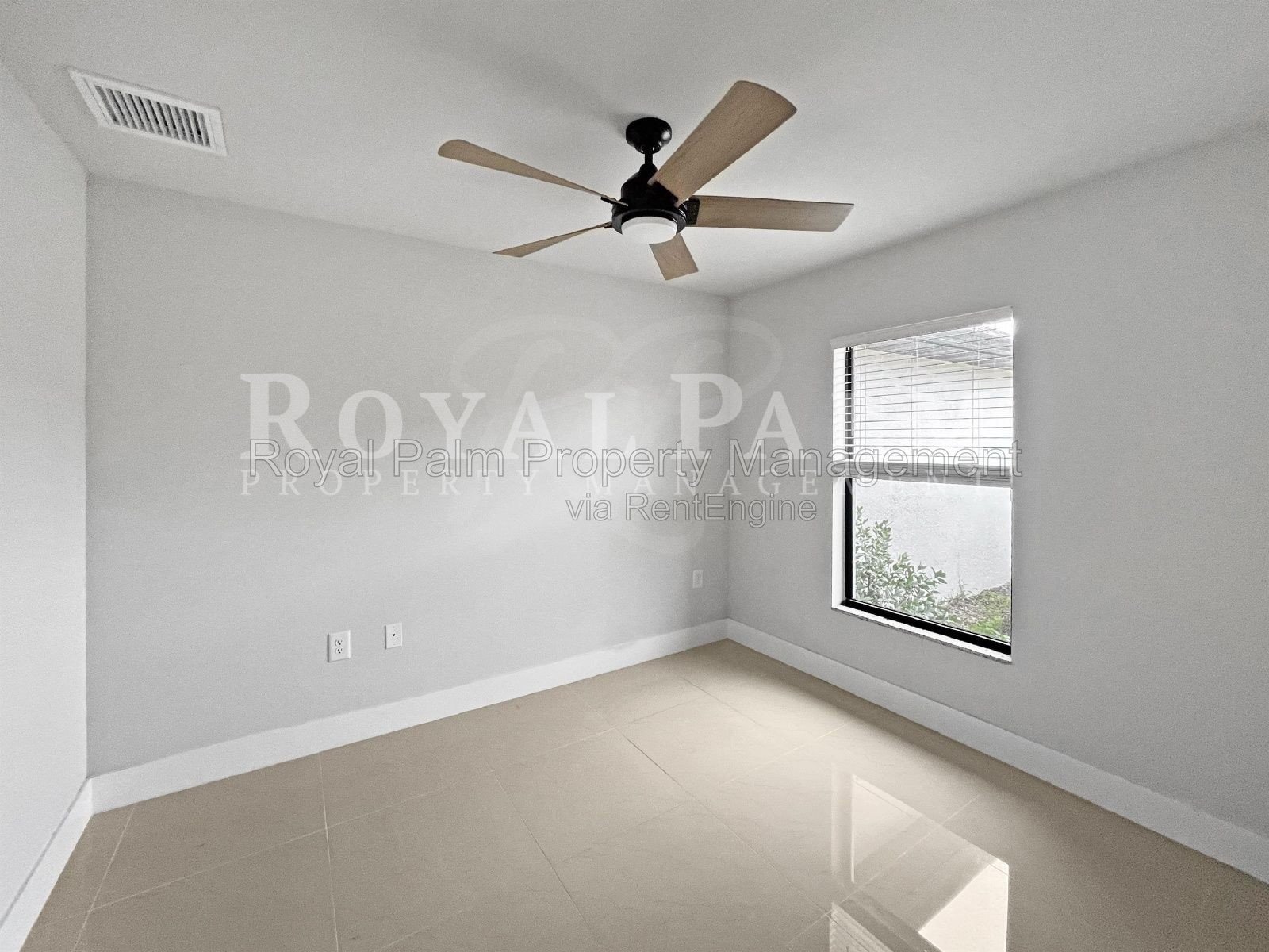Grand Double Doors, Zero Guilt Utility Bills | 3-Bedroom Solar Home in Lehigh Acres property image