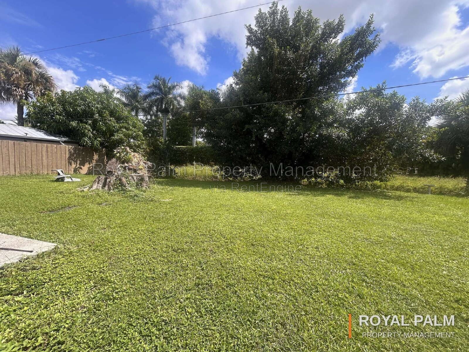 Boo-tiful 2/1 in Fort Myers with a Garage  + W/D hookups! property image
