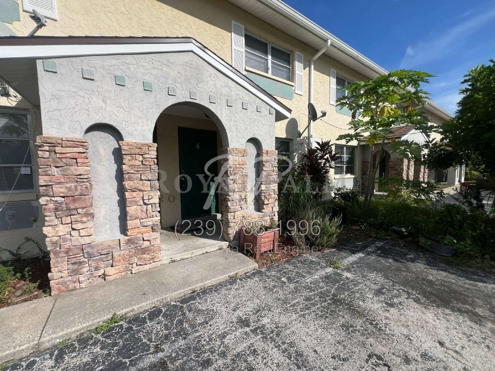 2BR 1.5BA Townhome Near McGregor Blvd + Cypress Lake Dr. property image