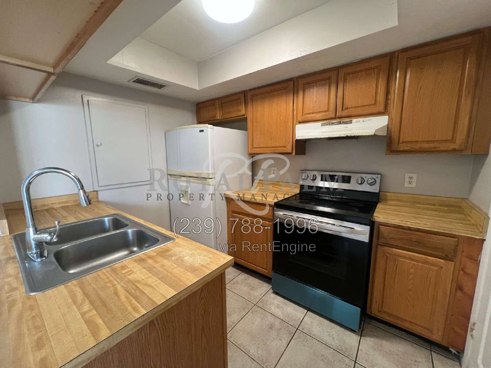 2BR 1.5BA Townhome Near McGregor Blvd + Cypress Lake Dr. property image