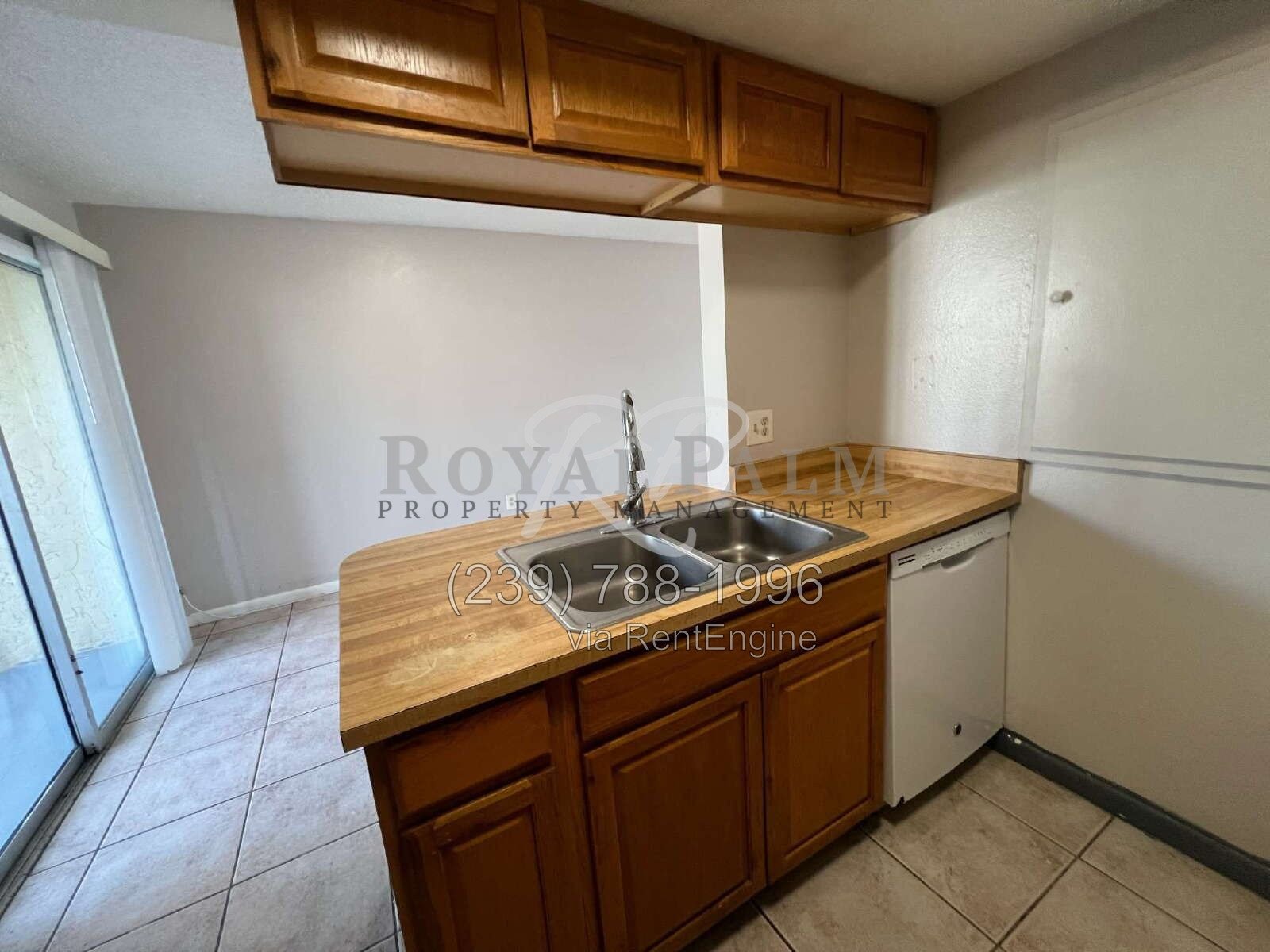 2BR 1.5BA Townhome Near McGregor Blvd + Cypress Lake Dr. property image